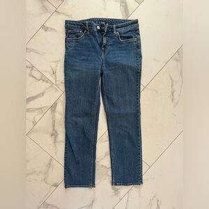 Dark blue straight leg jeans arrives to the ankle size 25